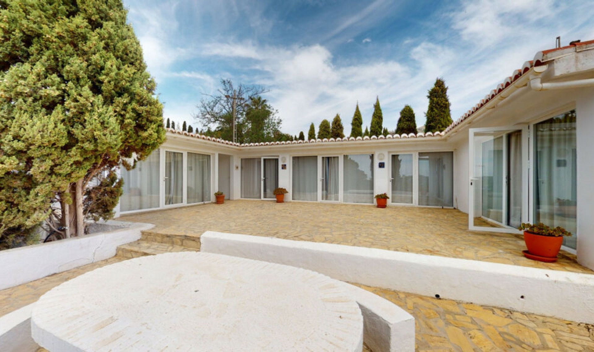 Resale - House -
Arenas