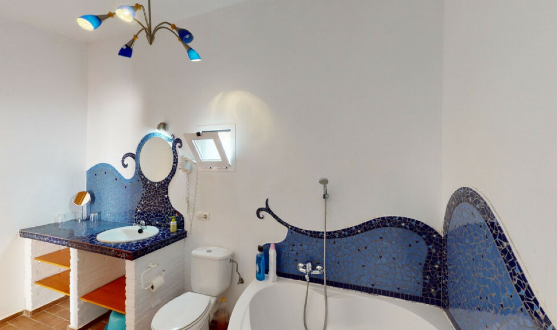 Resale - House -
Arenas