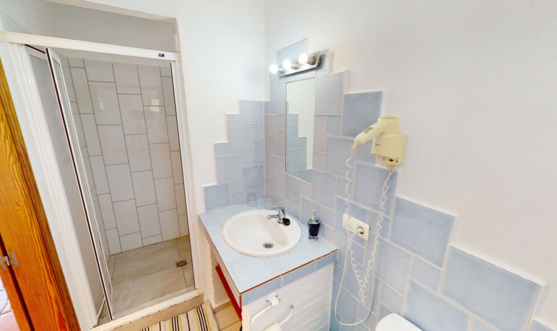 Resale - House -
Arenas