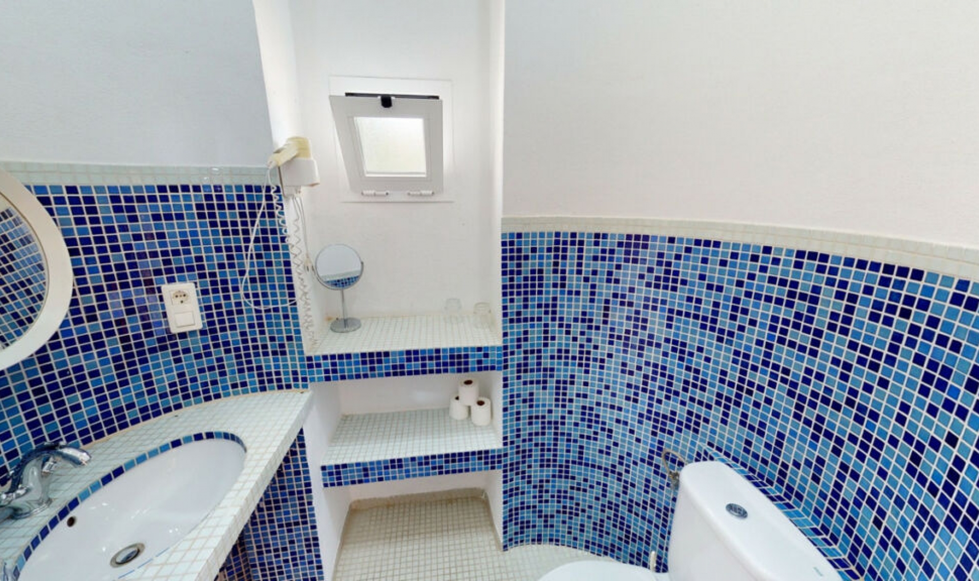 Resale - House -
Arenas