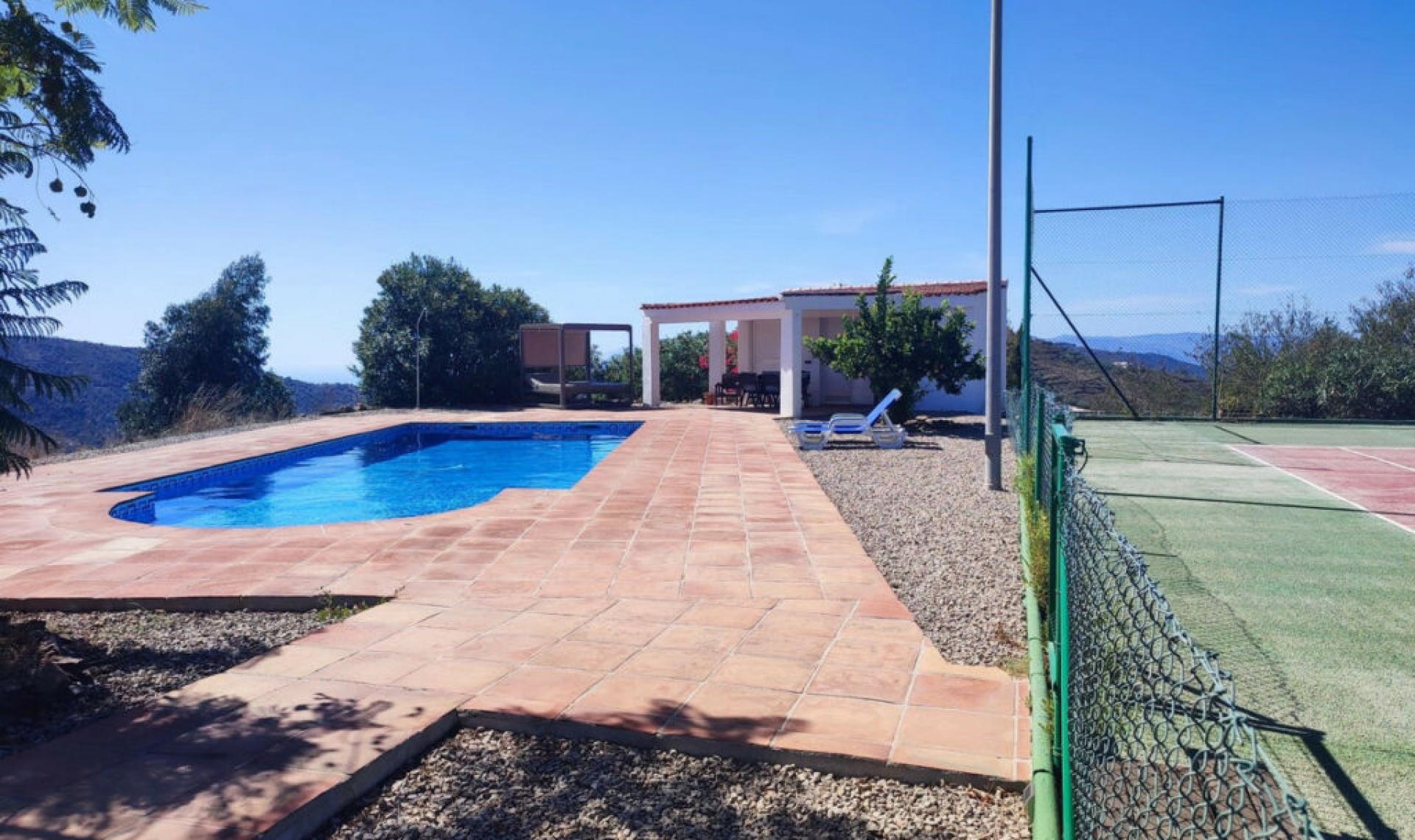 Resale - House -
Arenas