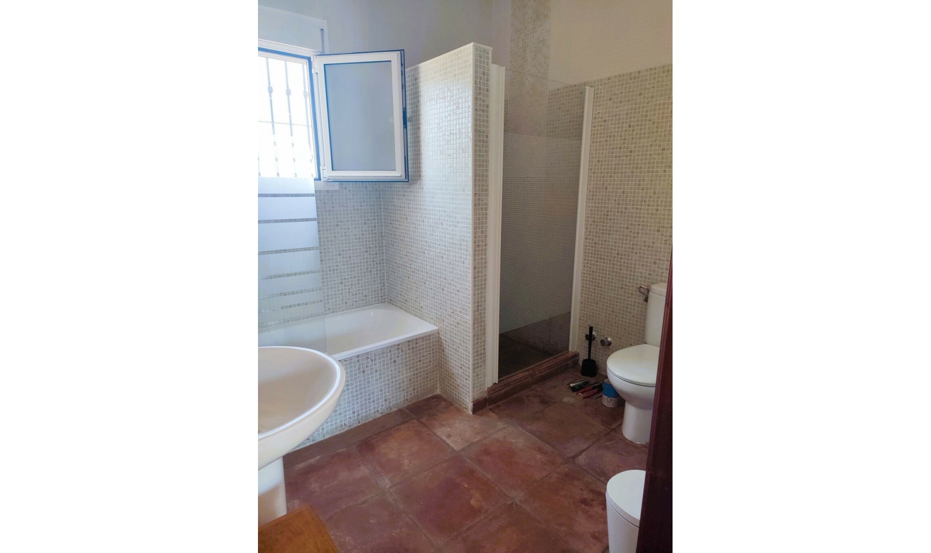 Resale - House -
Arenas