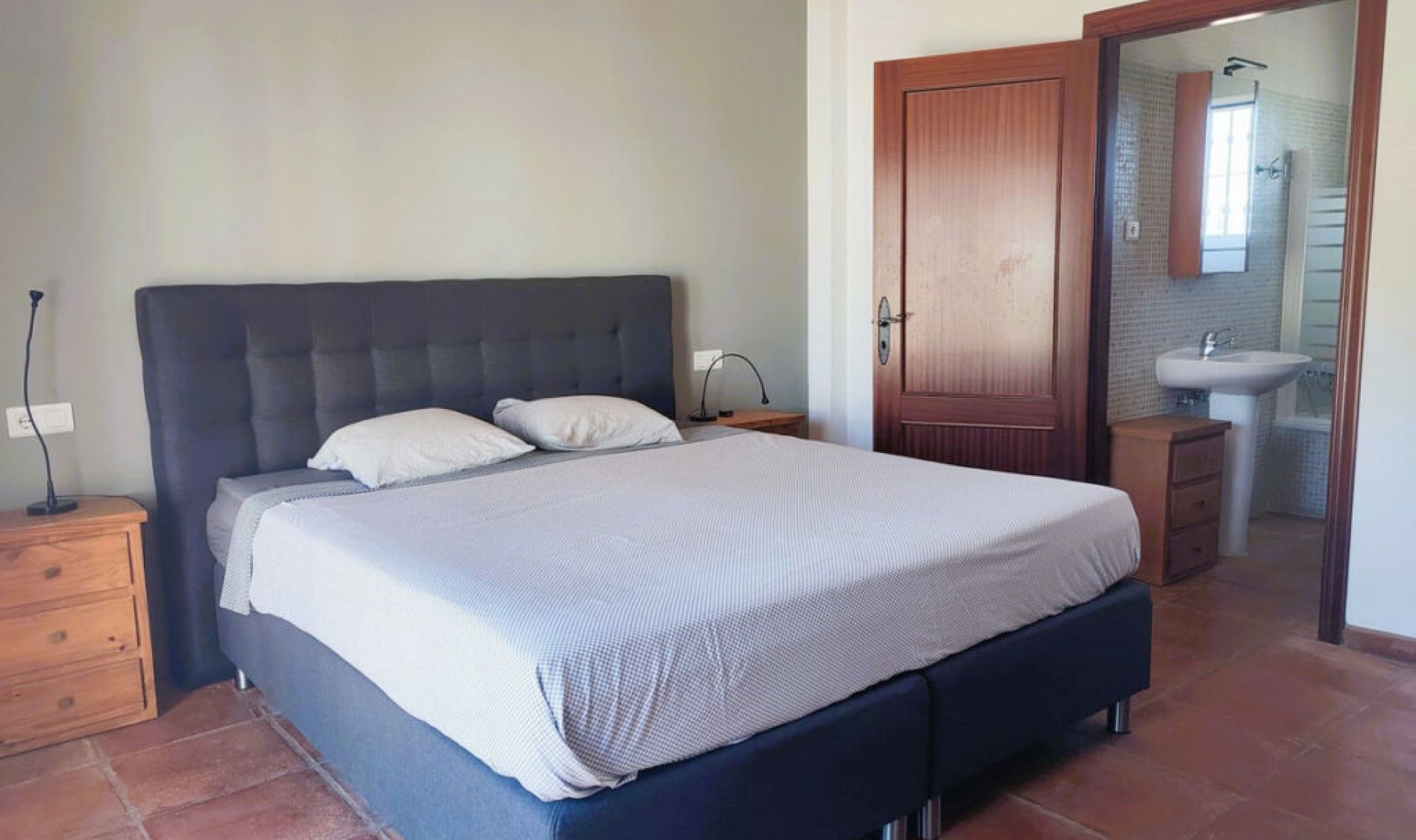 Resale - House -
Arenas