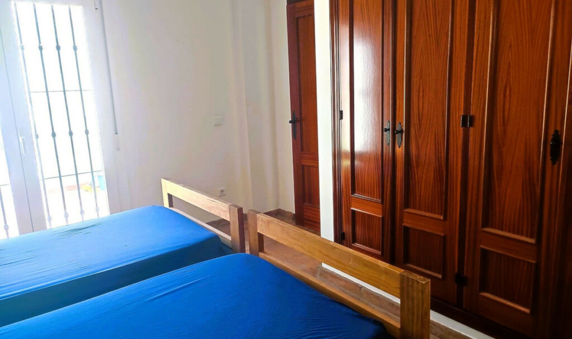 Resale - House -
Arenas