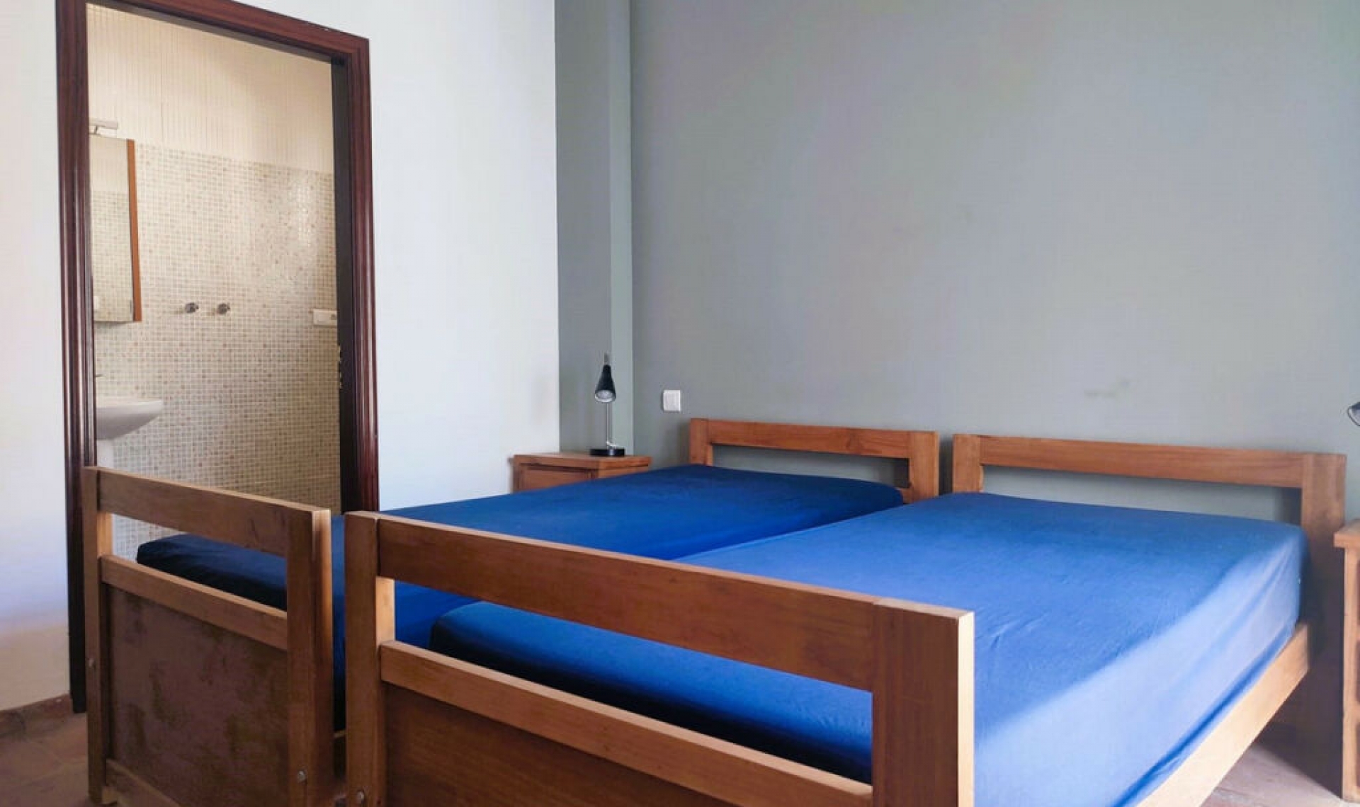 Resale - House -
Arenas