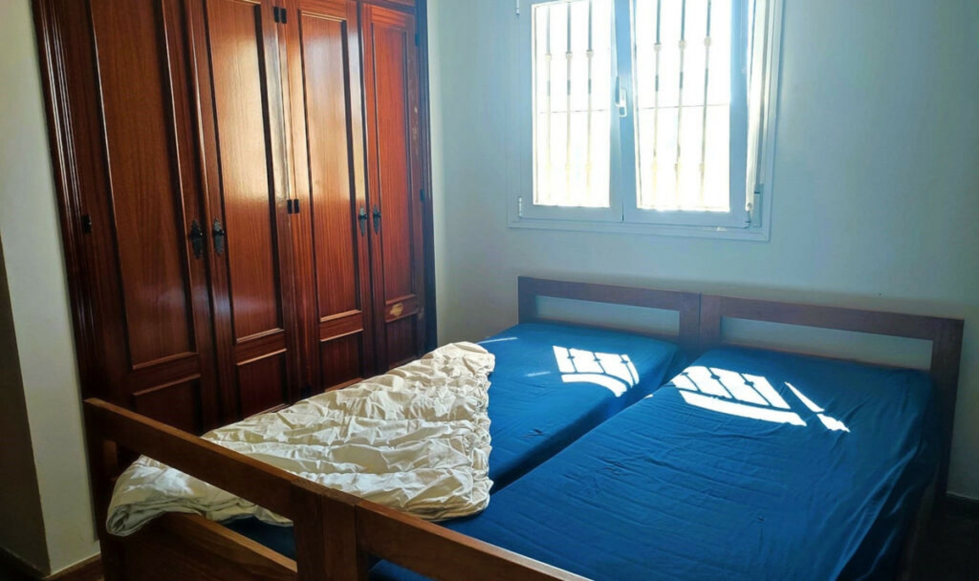 Resale - House -
Arenas