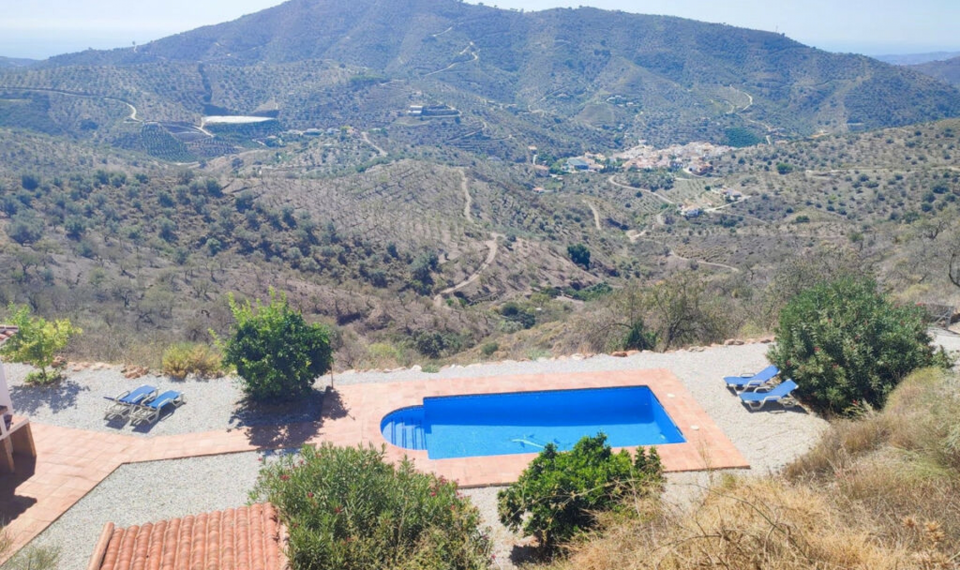 Resale - House -
Arenas
