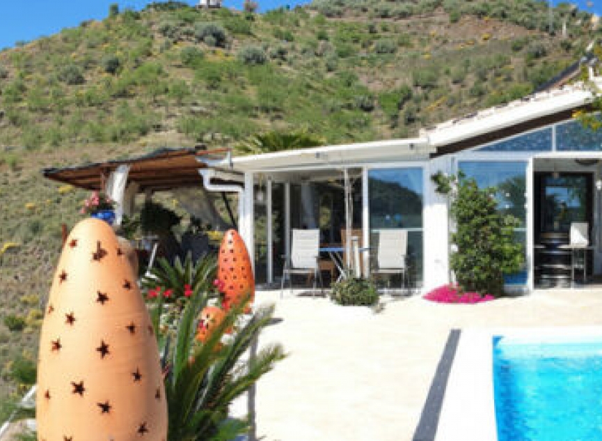 Resale - House -
Arenas
