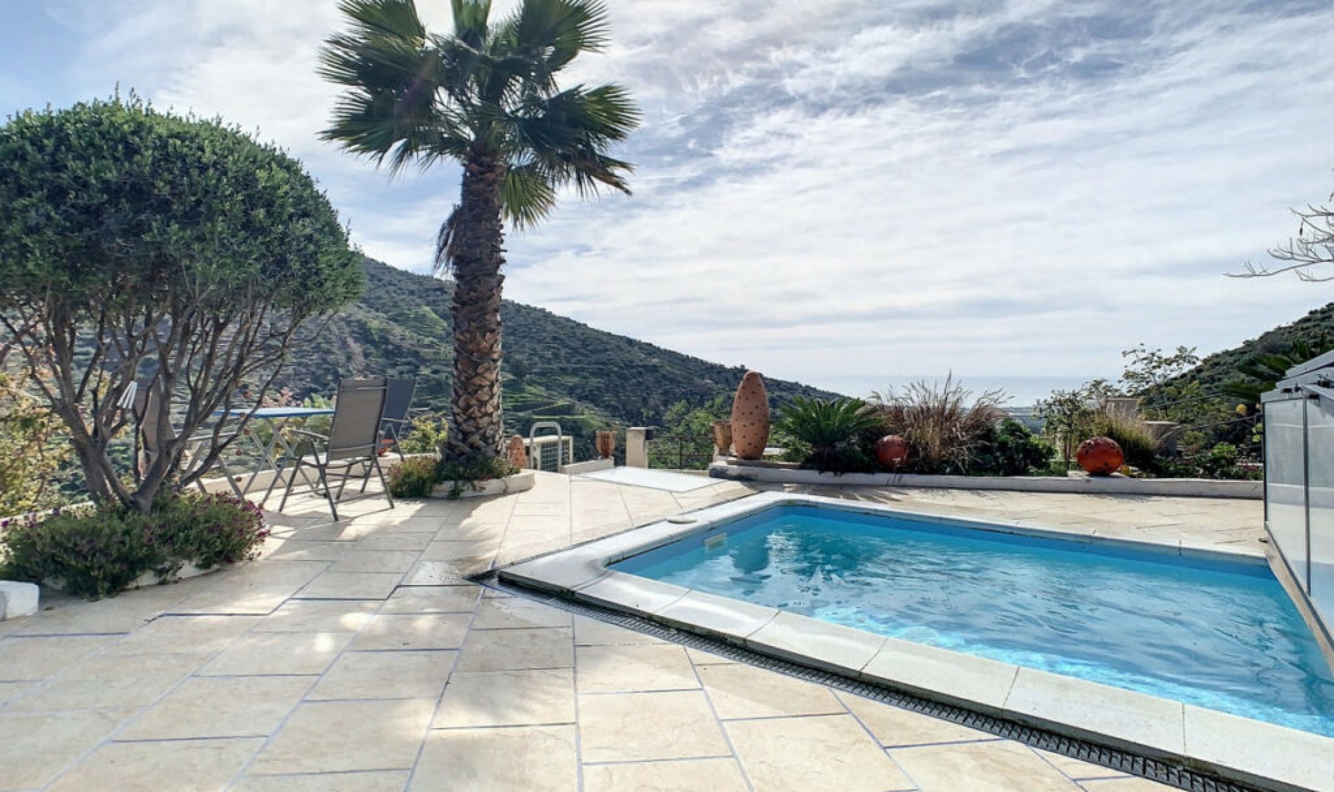 Resale - House -
Arenas