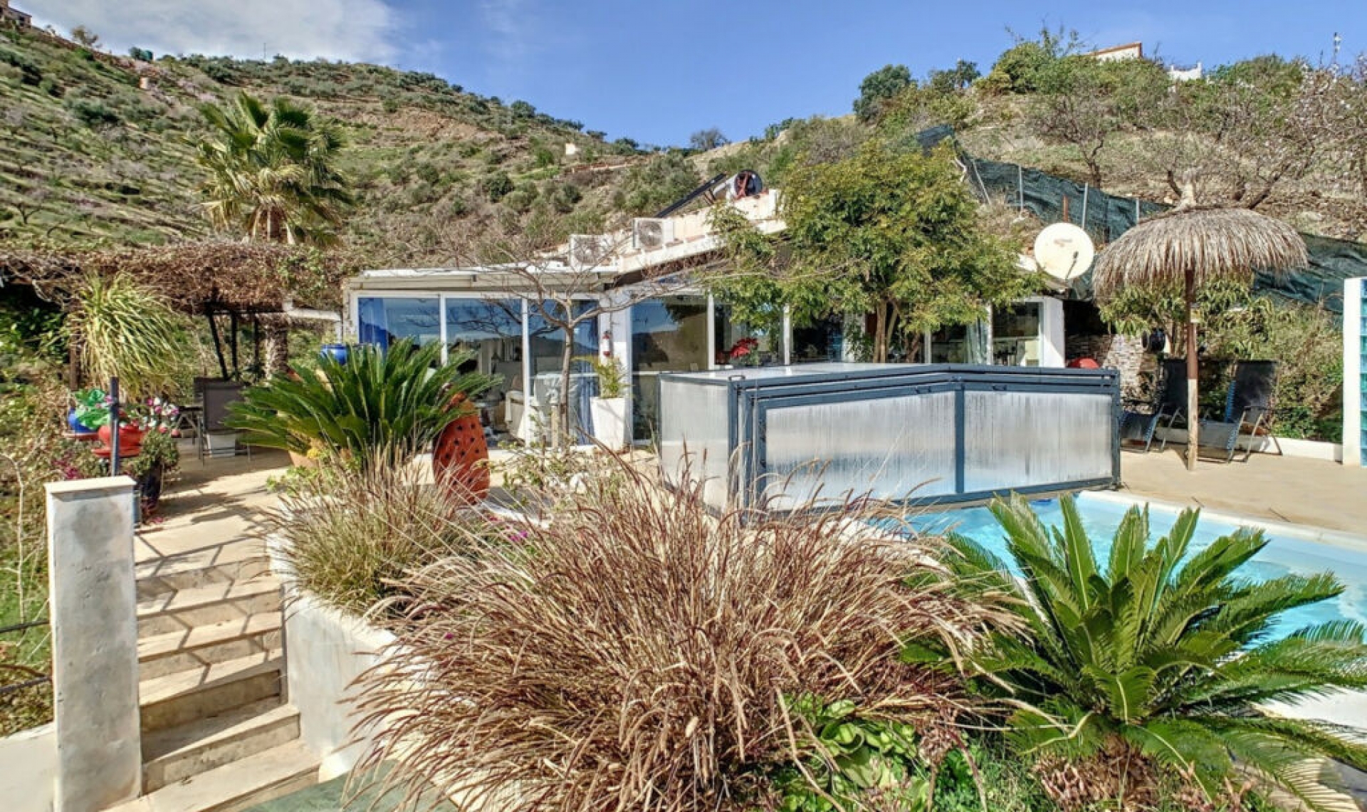 Resale - House -
Arenas