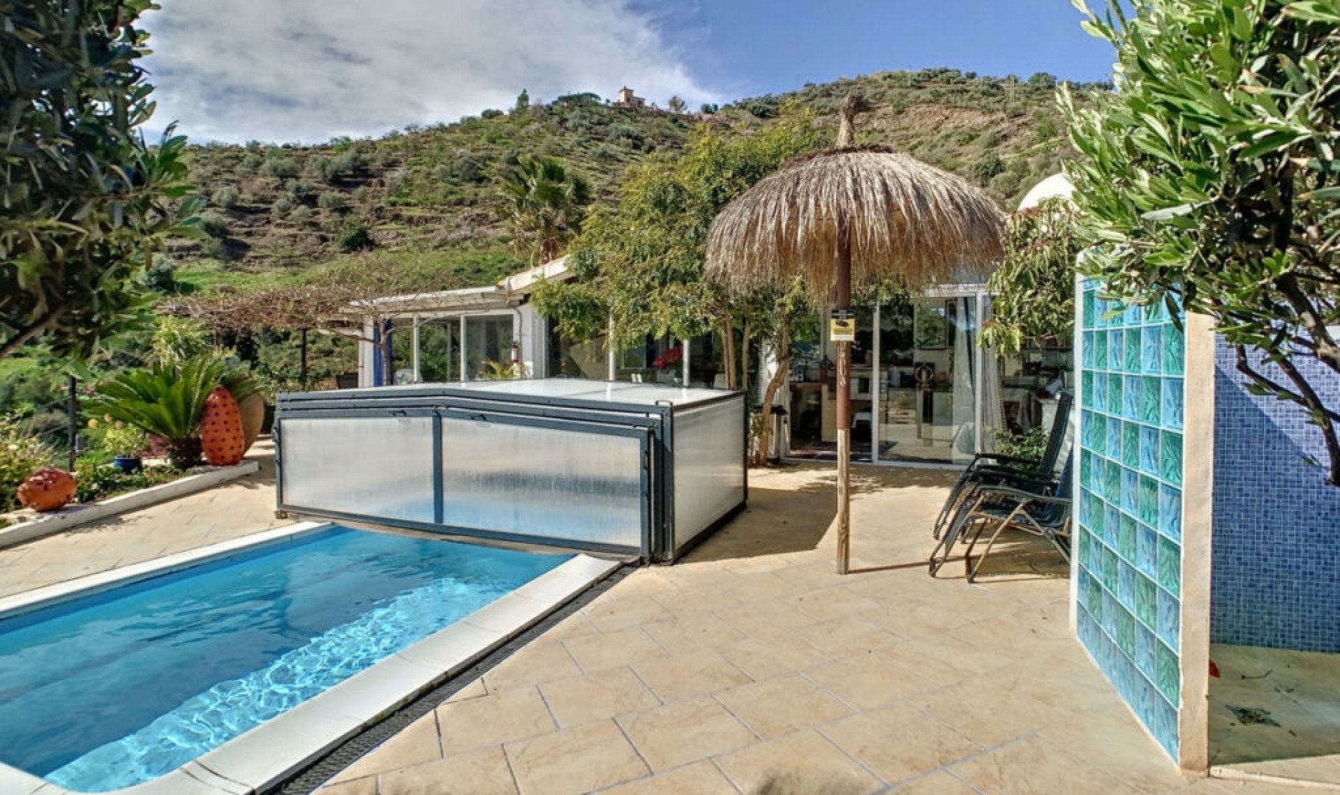Resale - House -
Arenas