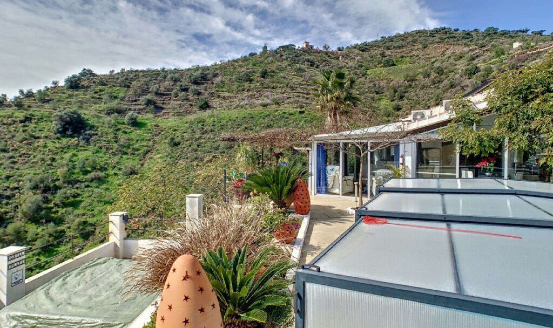 Resale - House -
Arenas