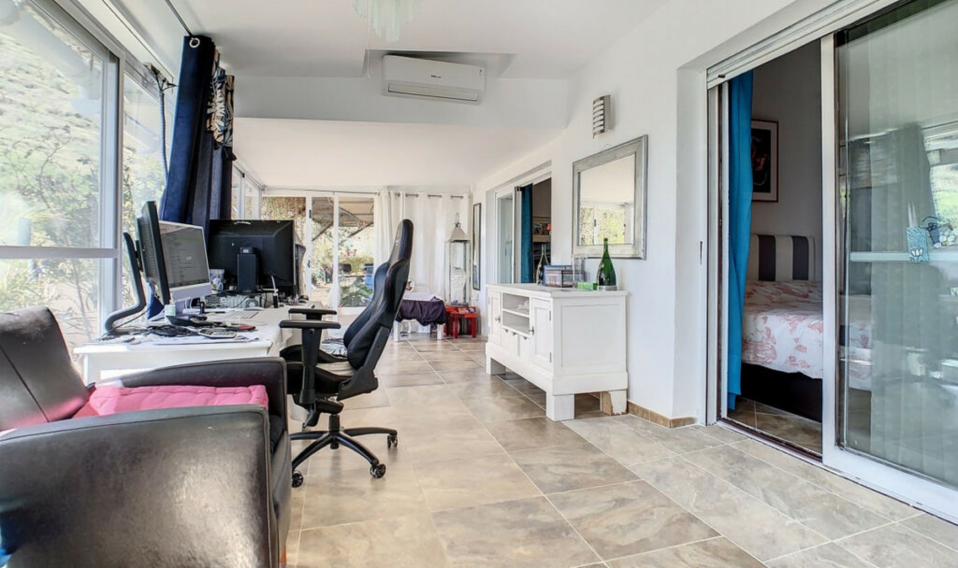 Resale - House -
Arenas