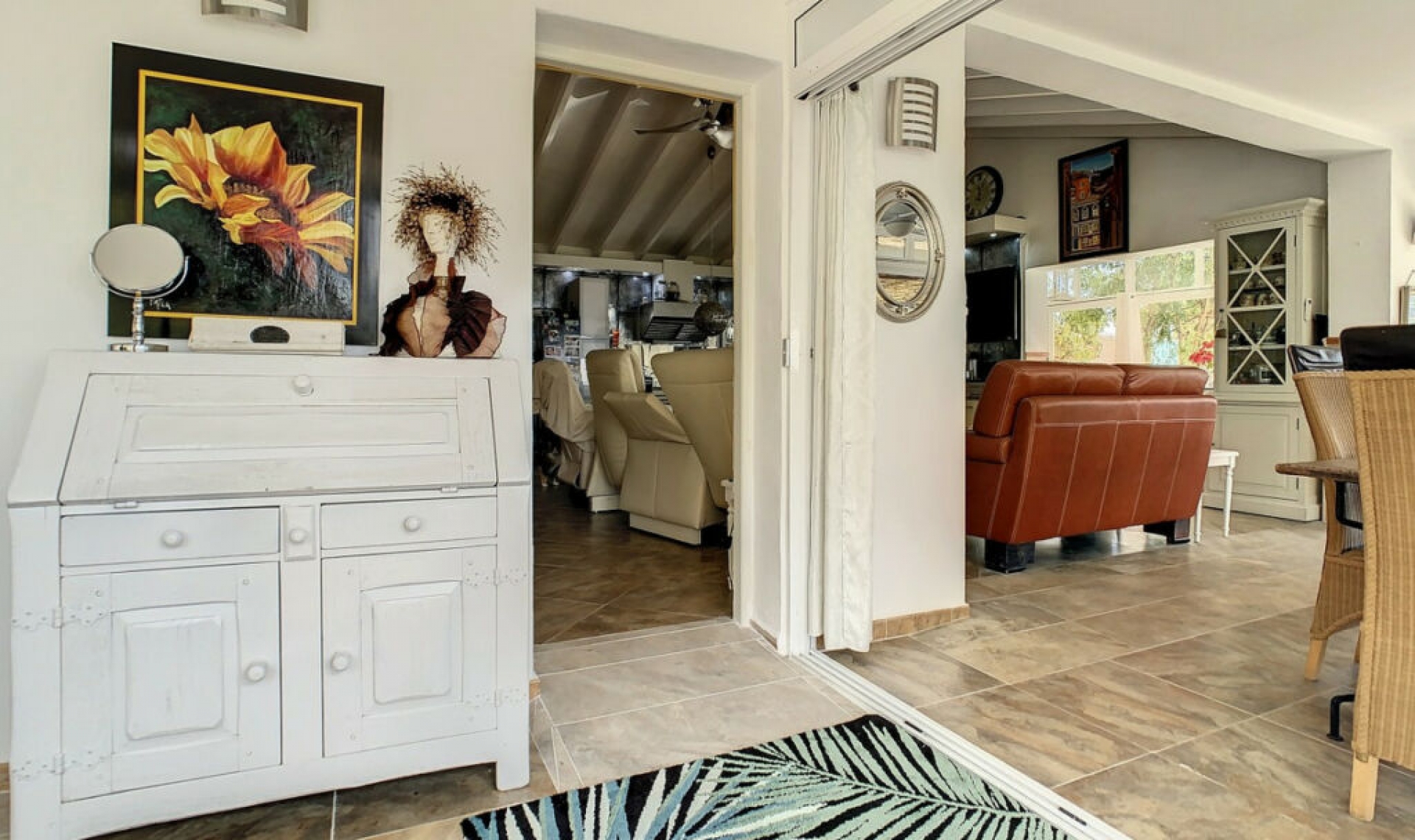 Resale - House -
Arenas
