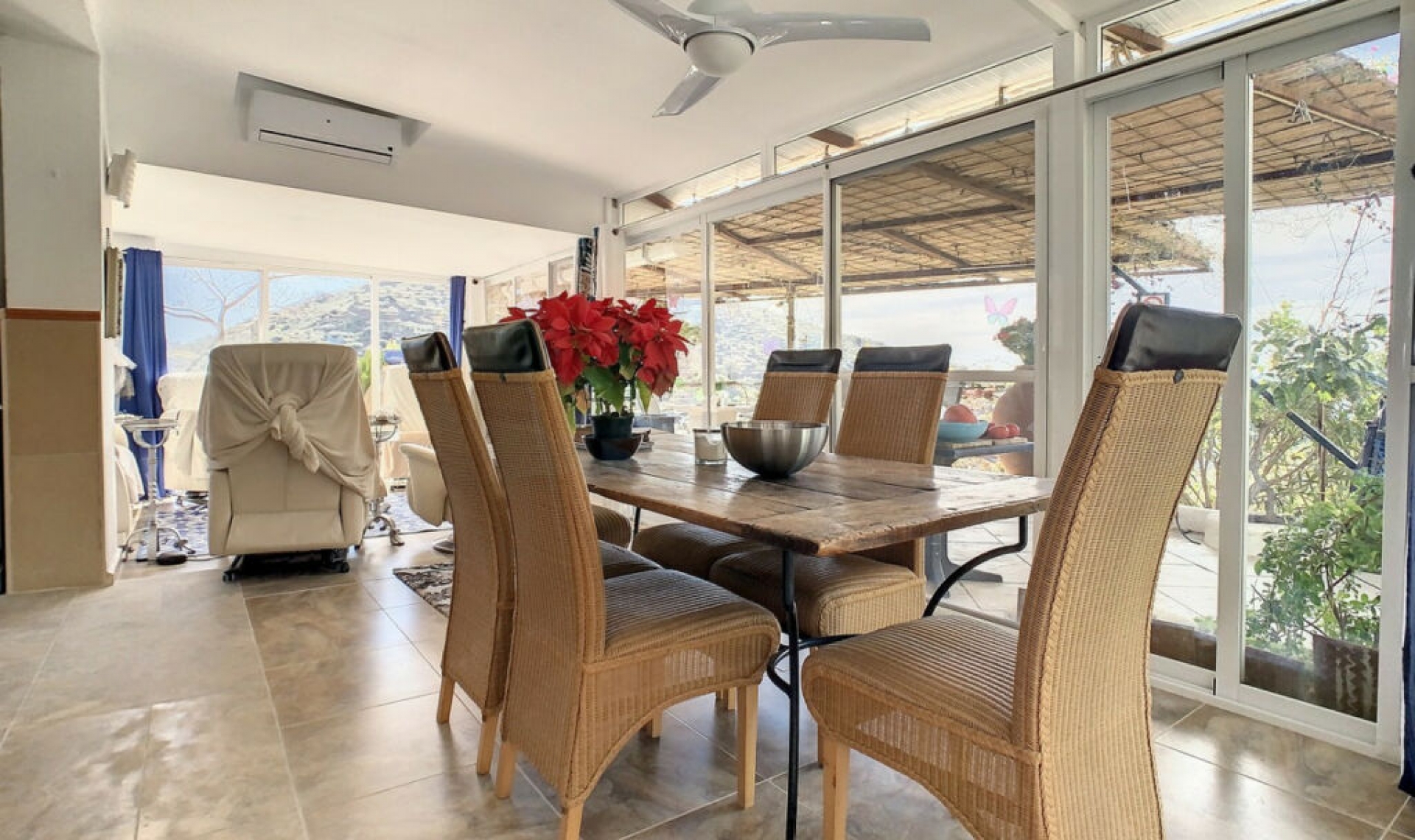Resale - House -
Arenas