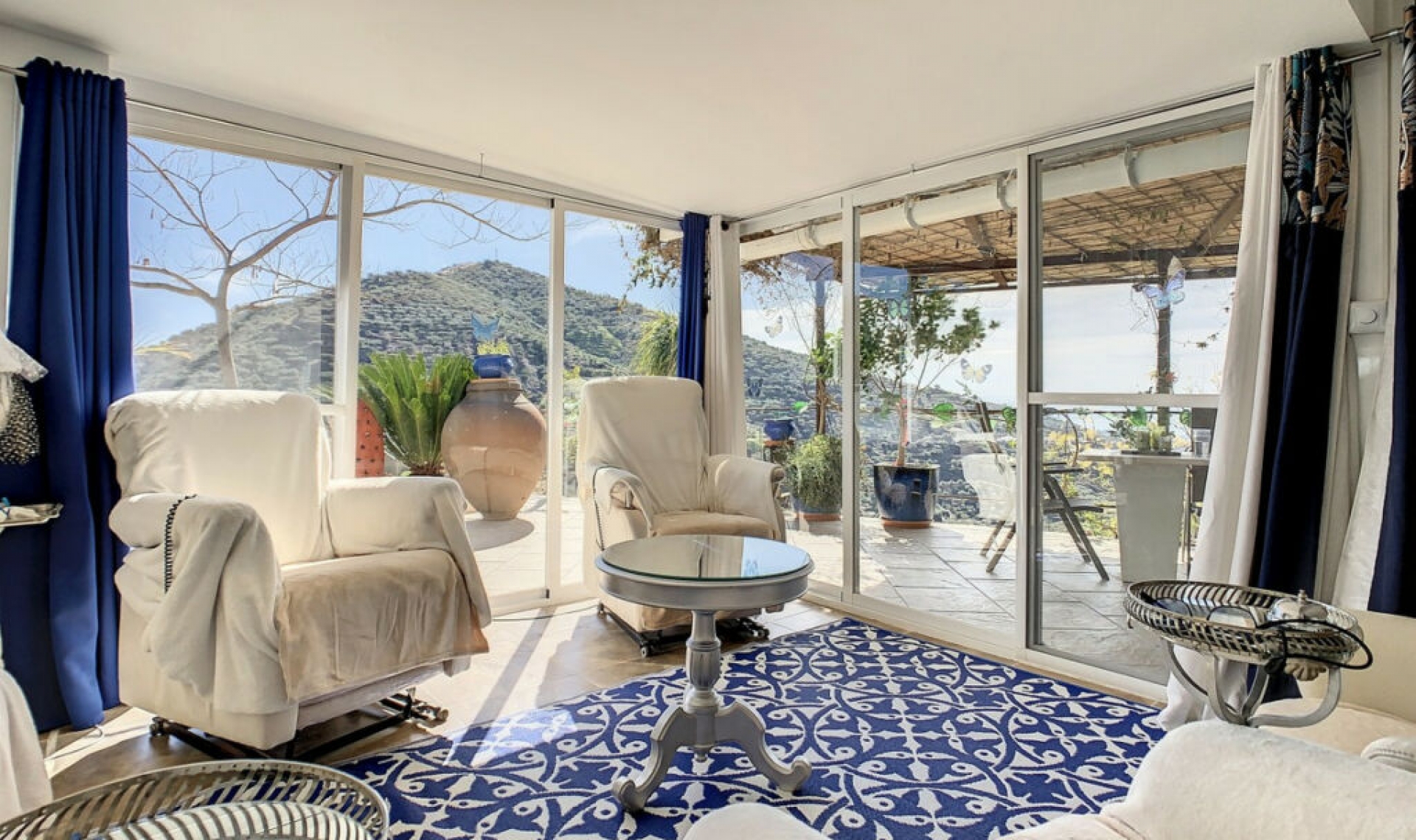Resale - House -
Arenas