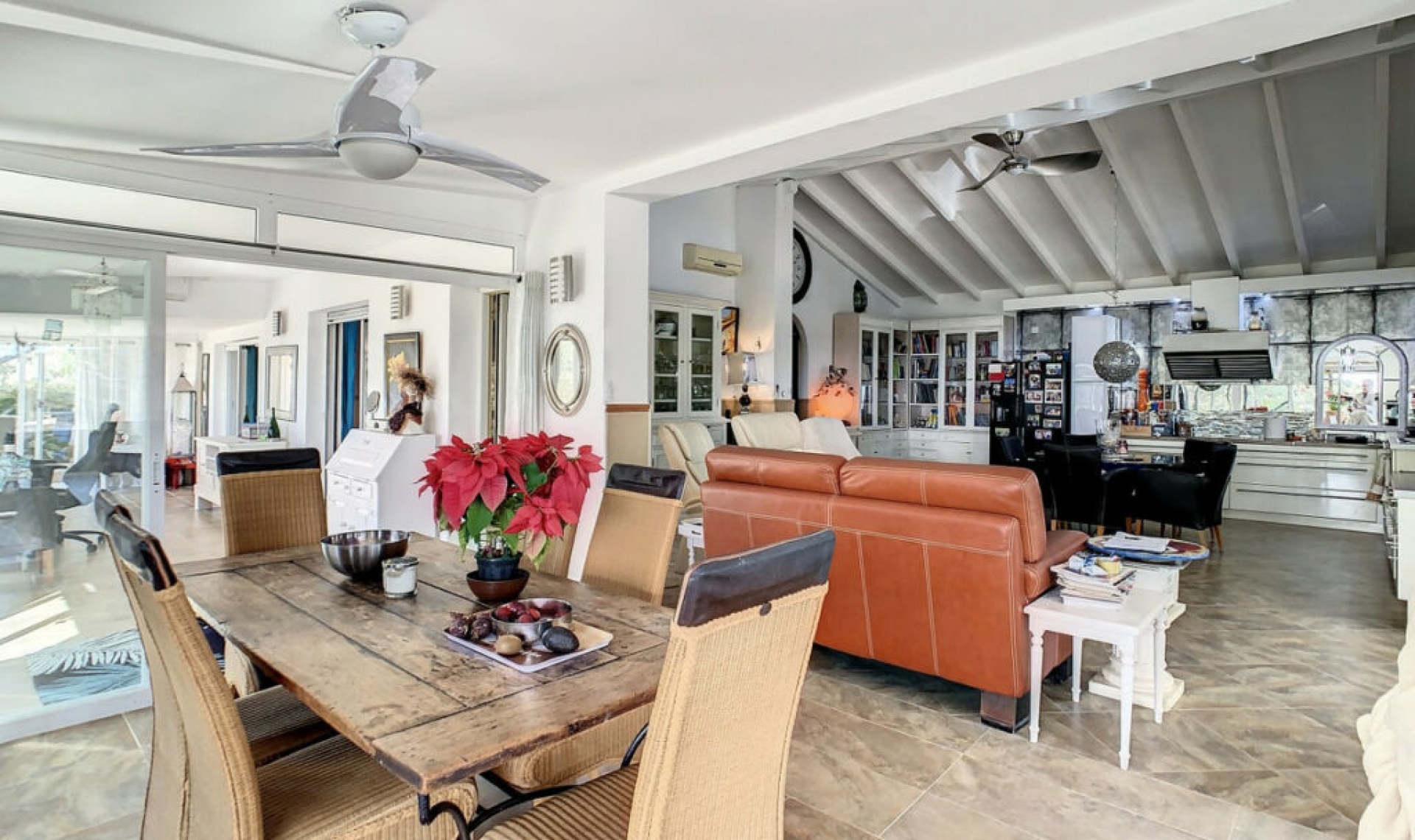 Resale - House -
Arenas