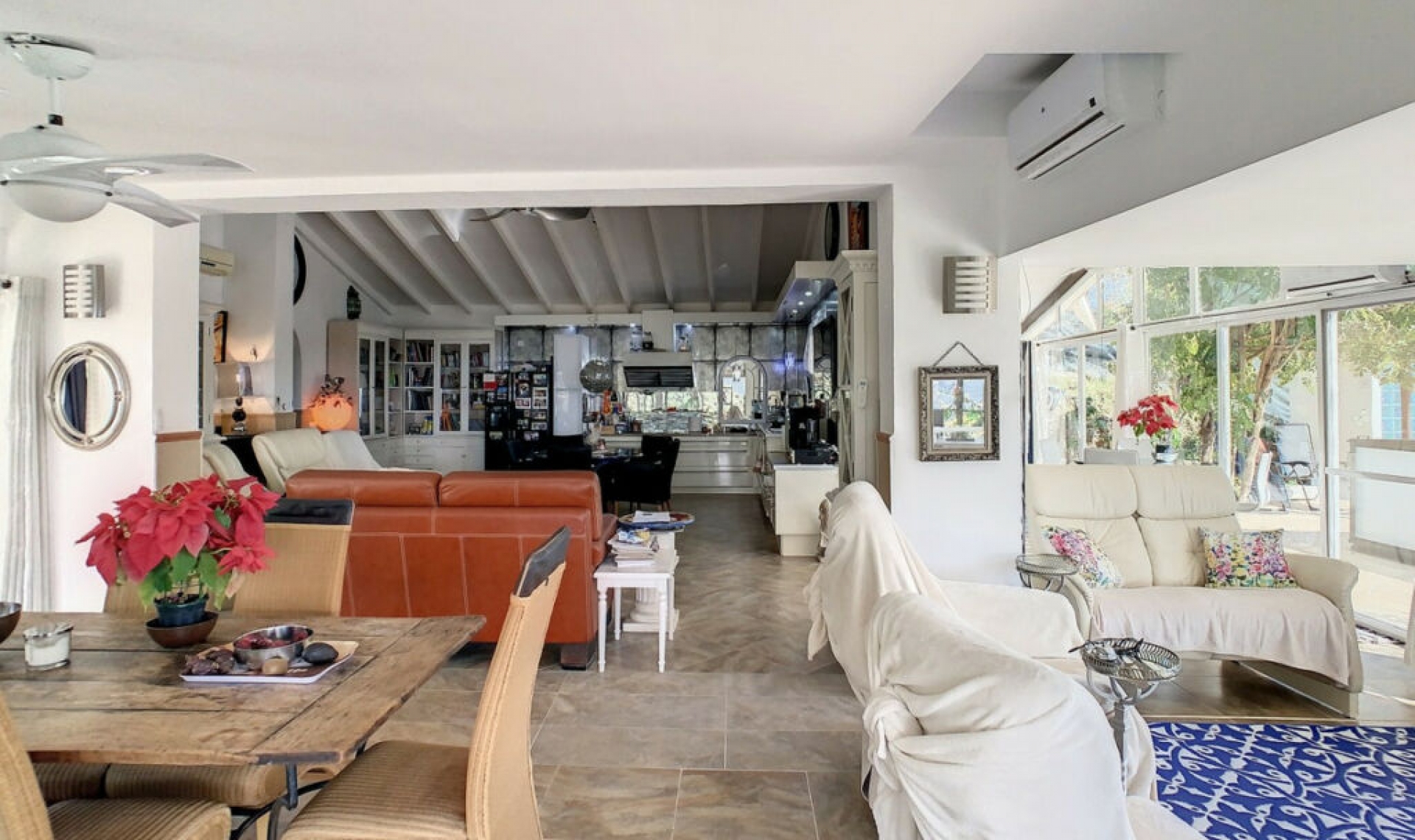 Resale - House -
Arenas