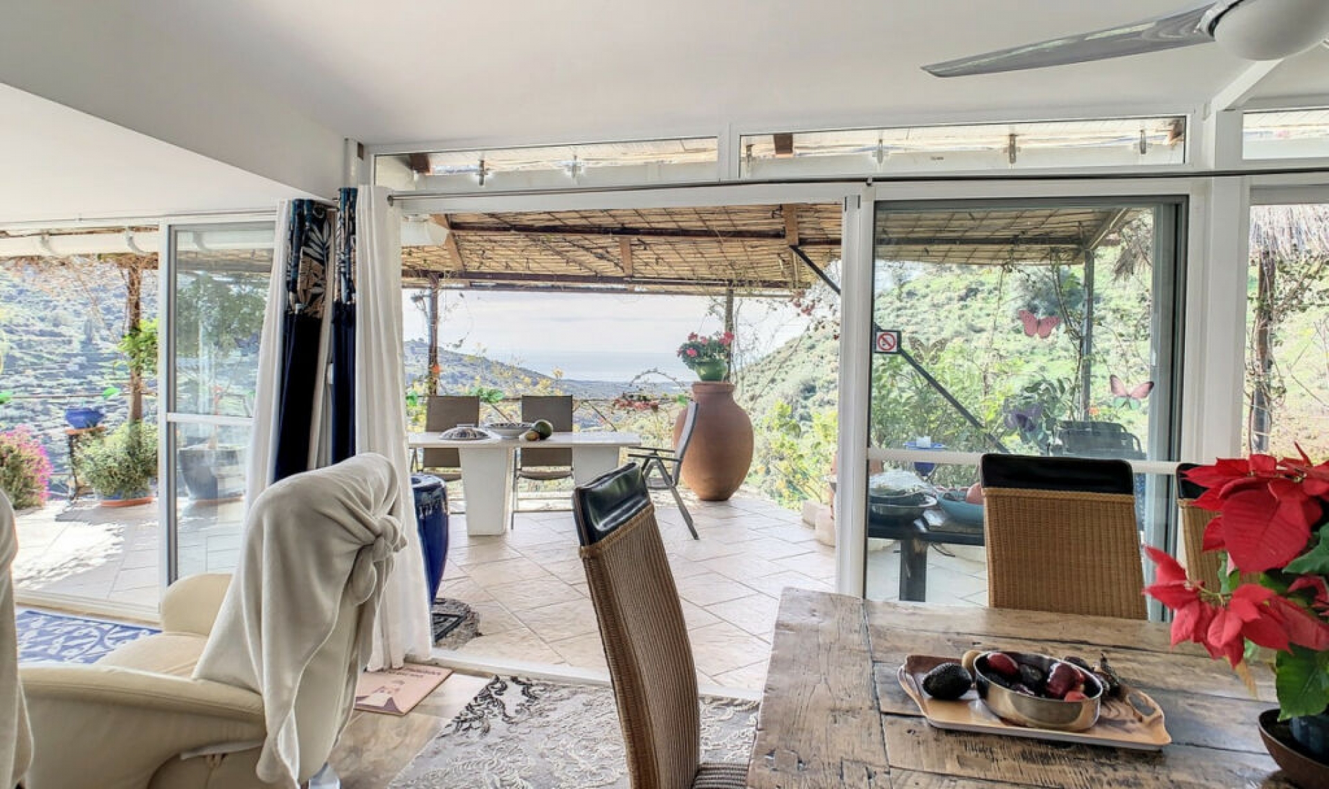 Resale - House -
Arenas
