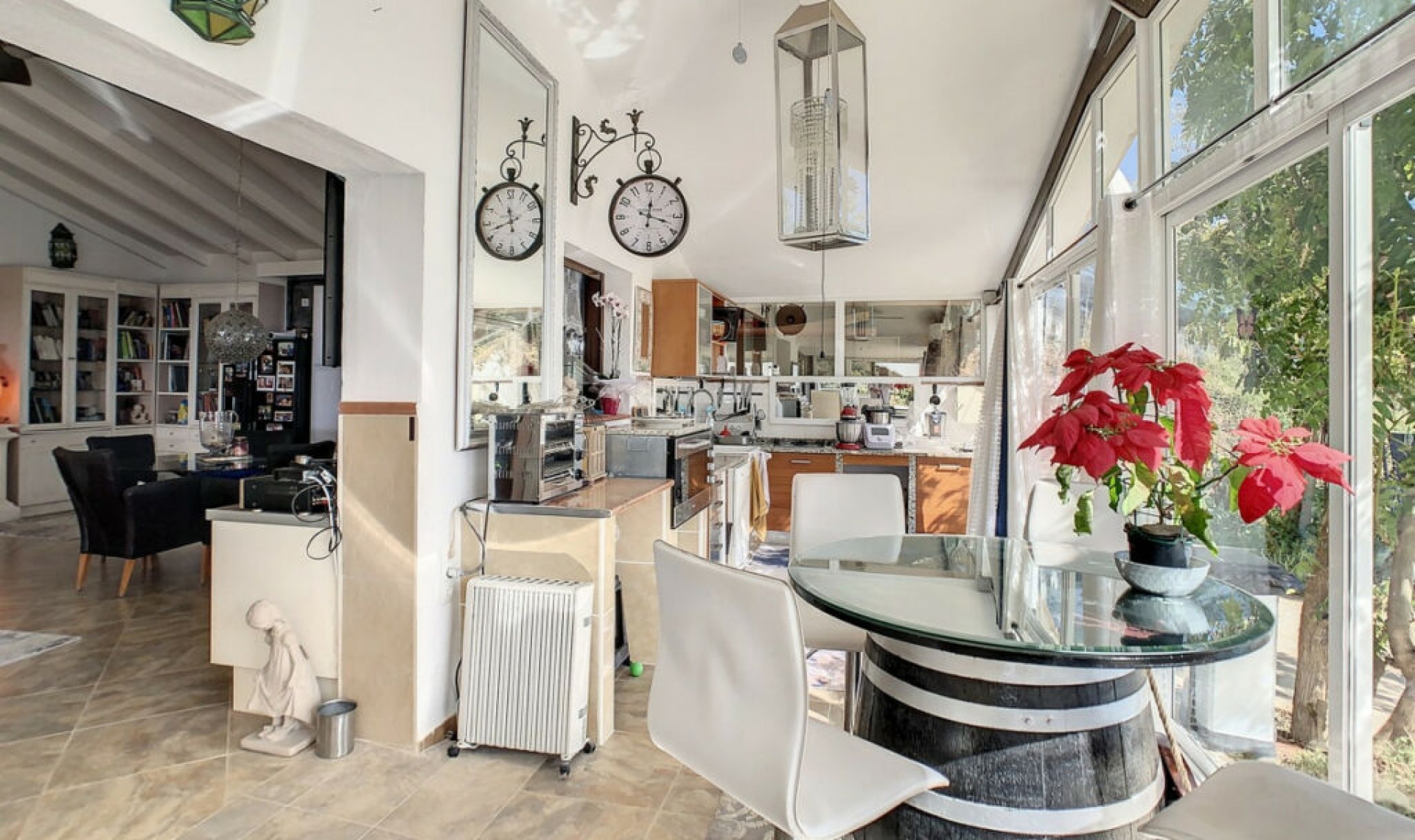 Resale - House -
Arenas