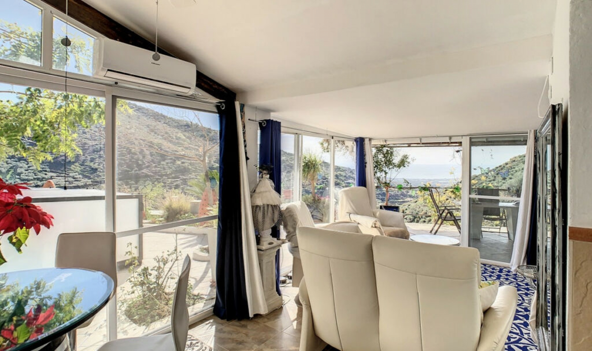 Resale - House -
Arenas