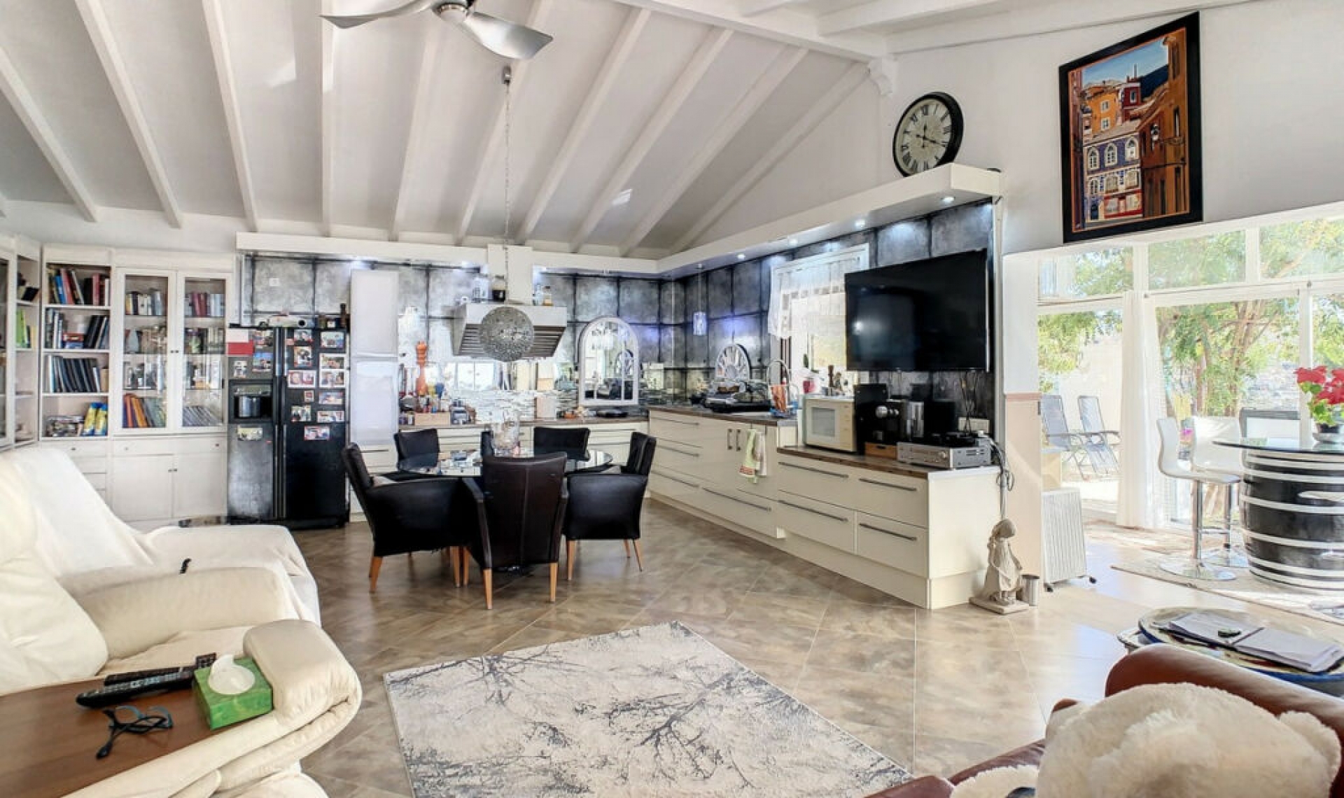 Resale - House -
Arenas