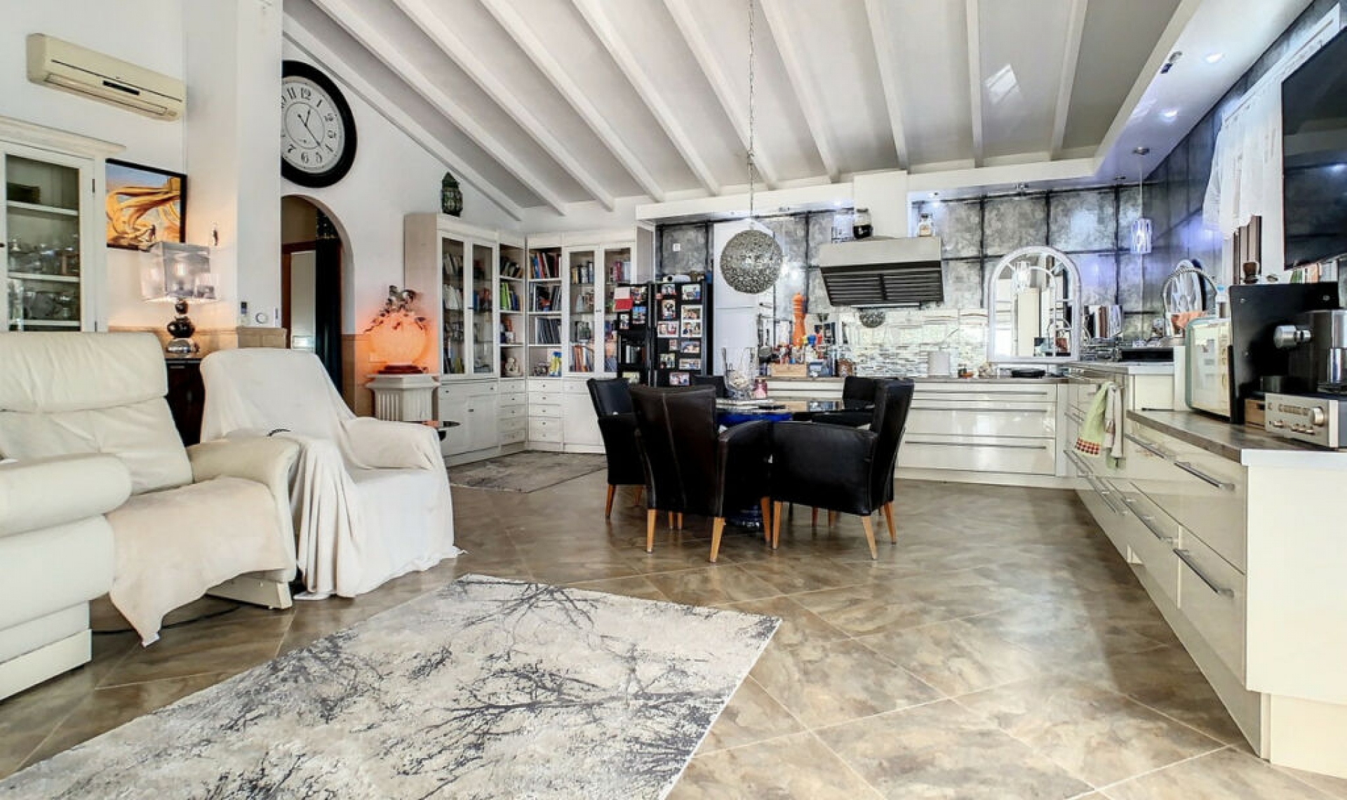 Resale - House -
Arenas