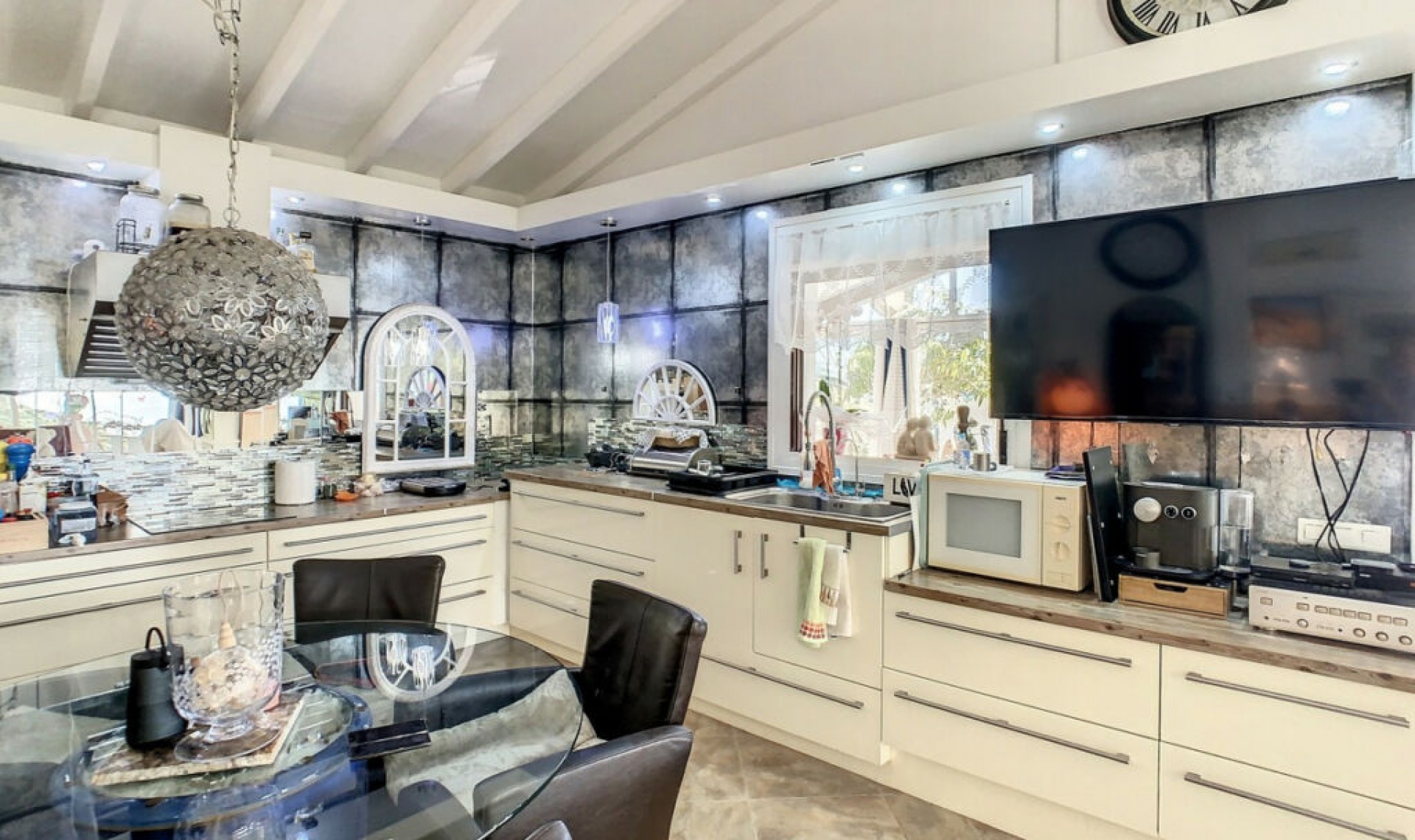 Resale - House -
Arenas