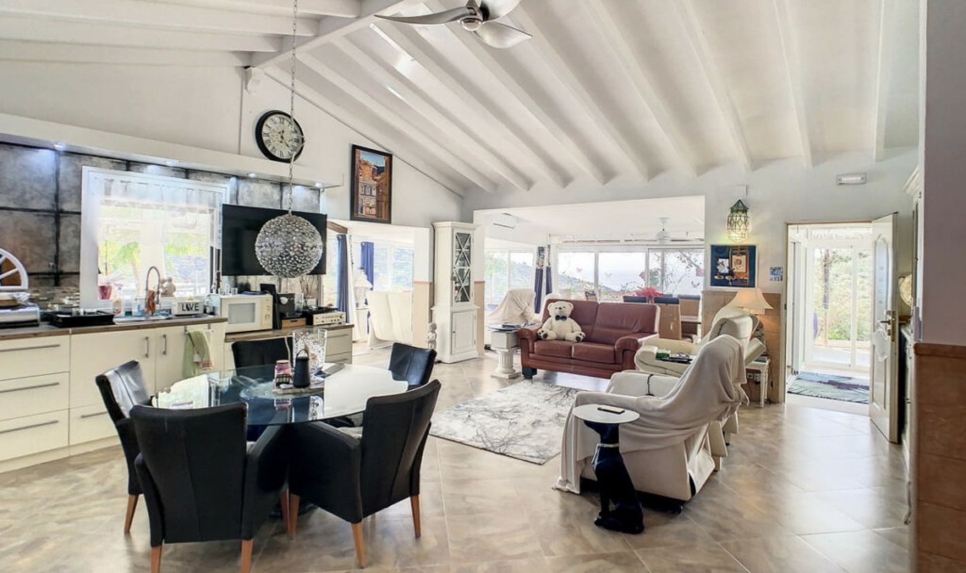 Resale - House -
Arenas