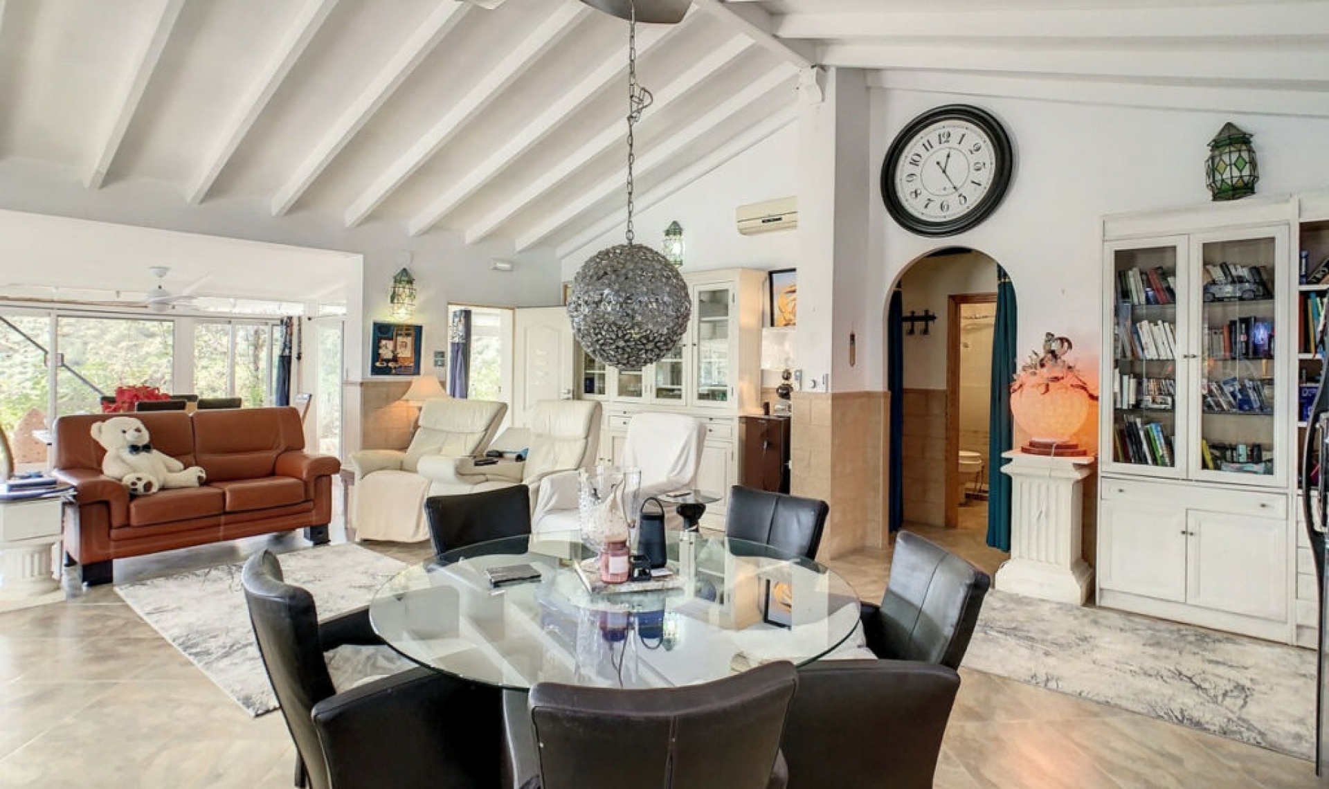Resale - House -
Arenas