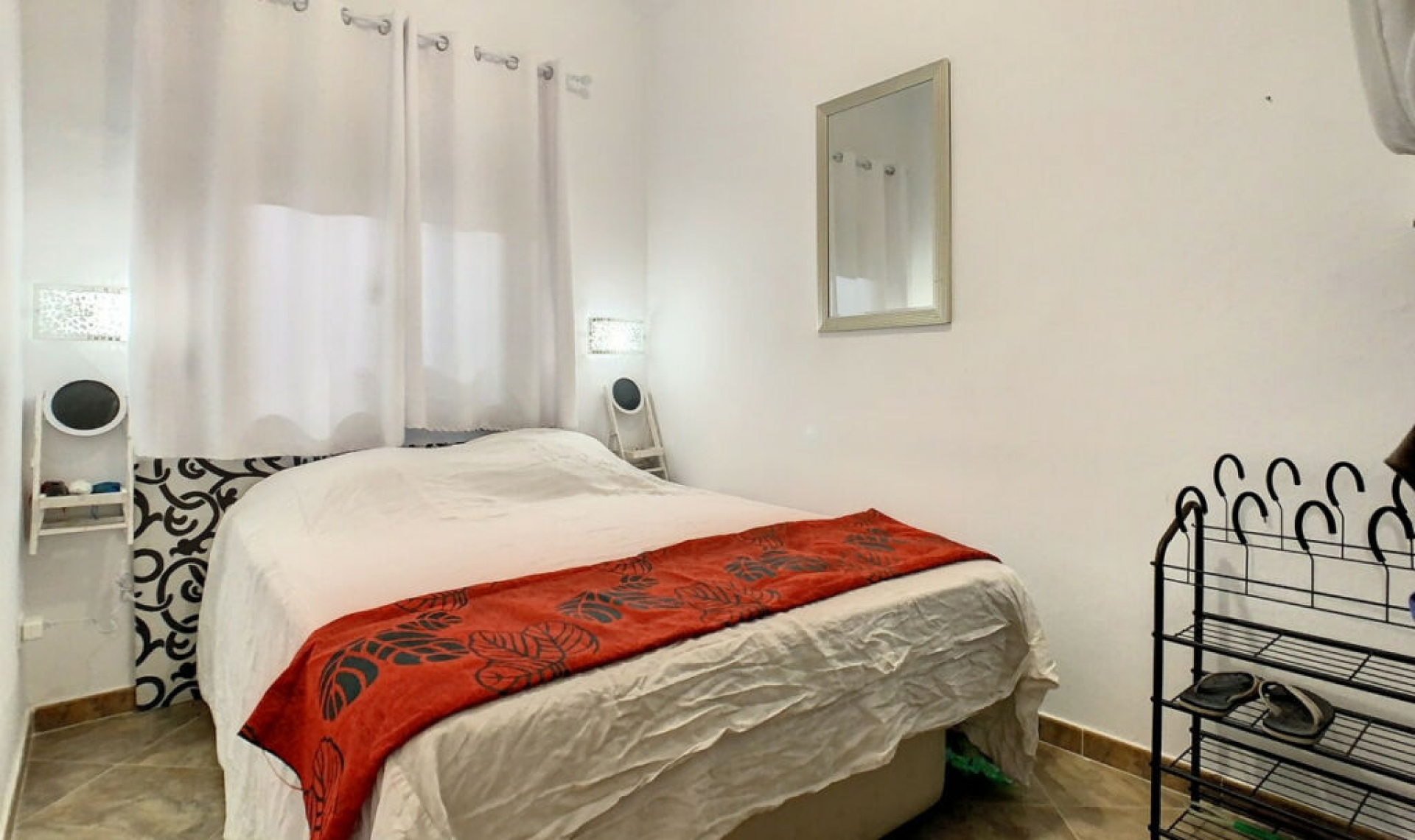 Resale - House -
Arenas