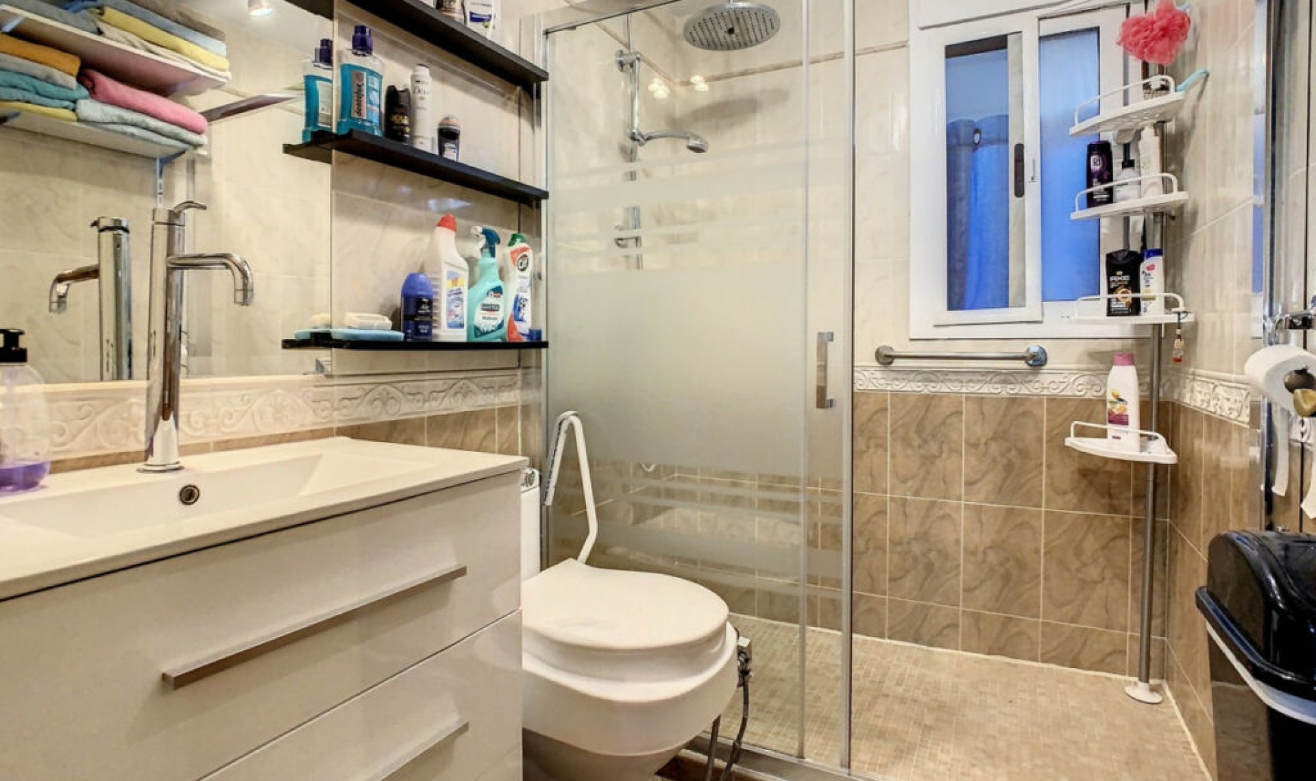 Resale - House -
Arenas