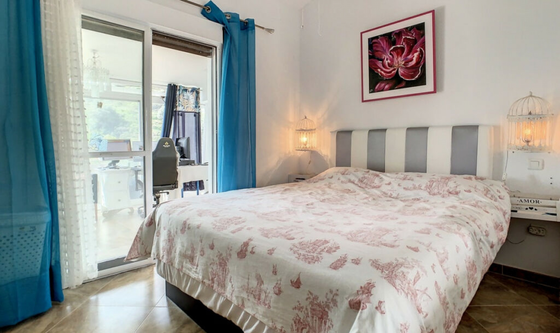 Resale - House -
Arenas