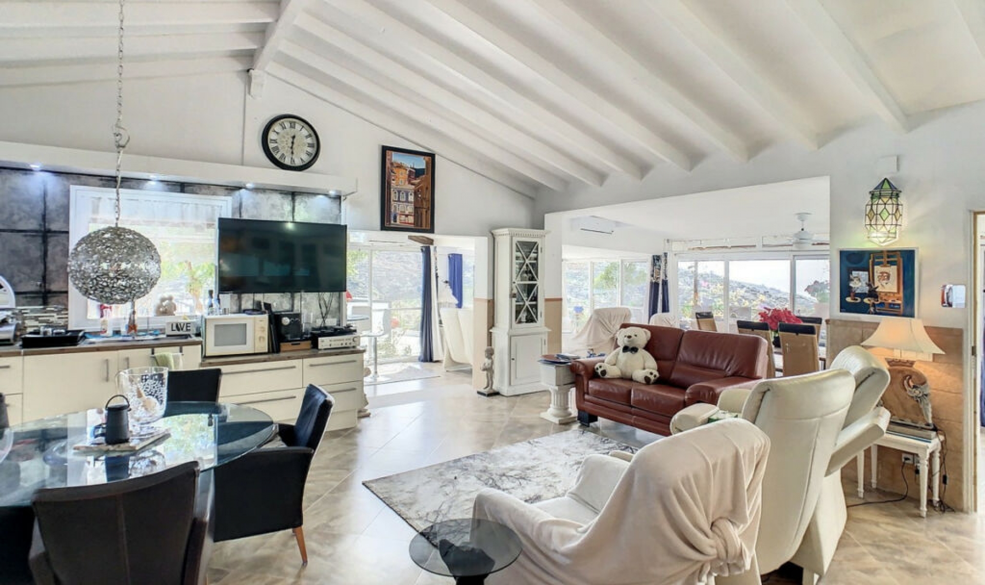 Resale - House -
Arenas