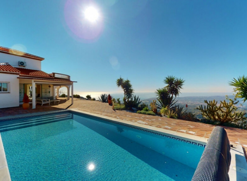 Resale - House -
Arenas