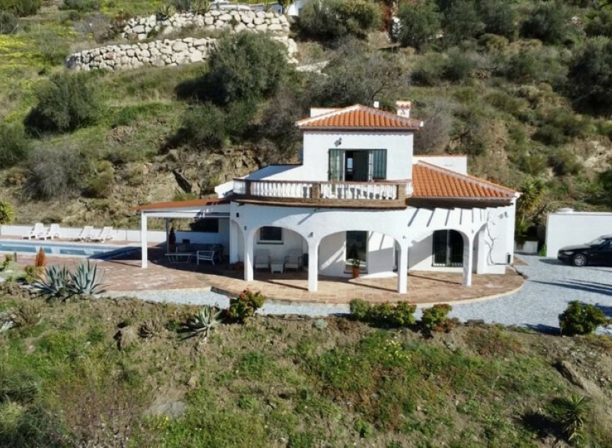 Resale - House -
Arenas