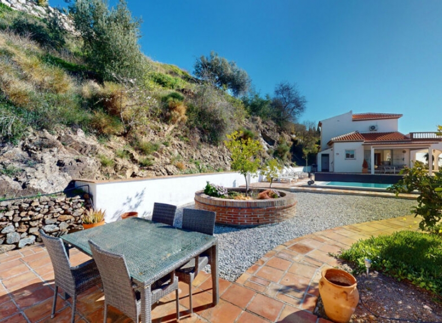 Resale - House -
Arenas