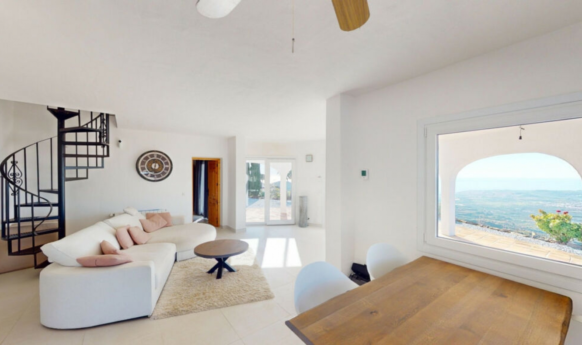 Resale - House -
Arenas