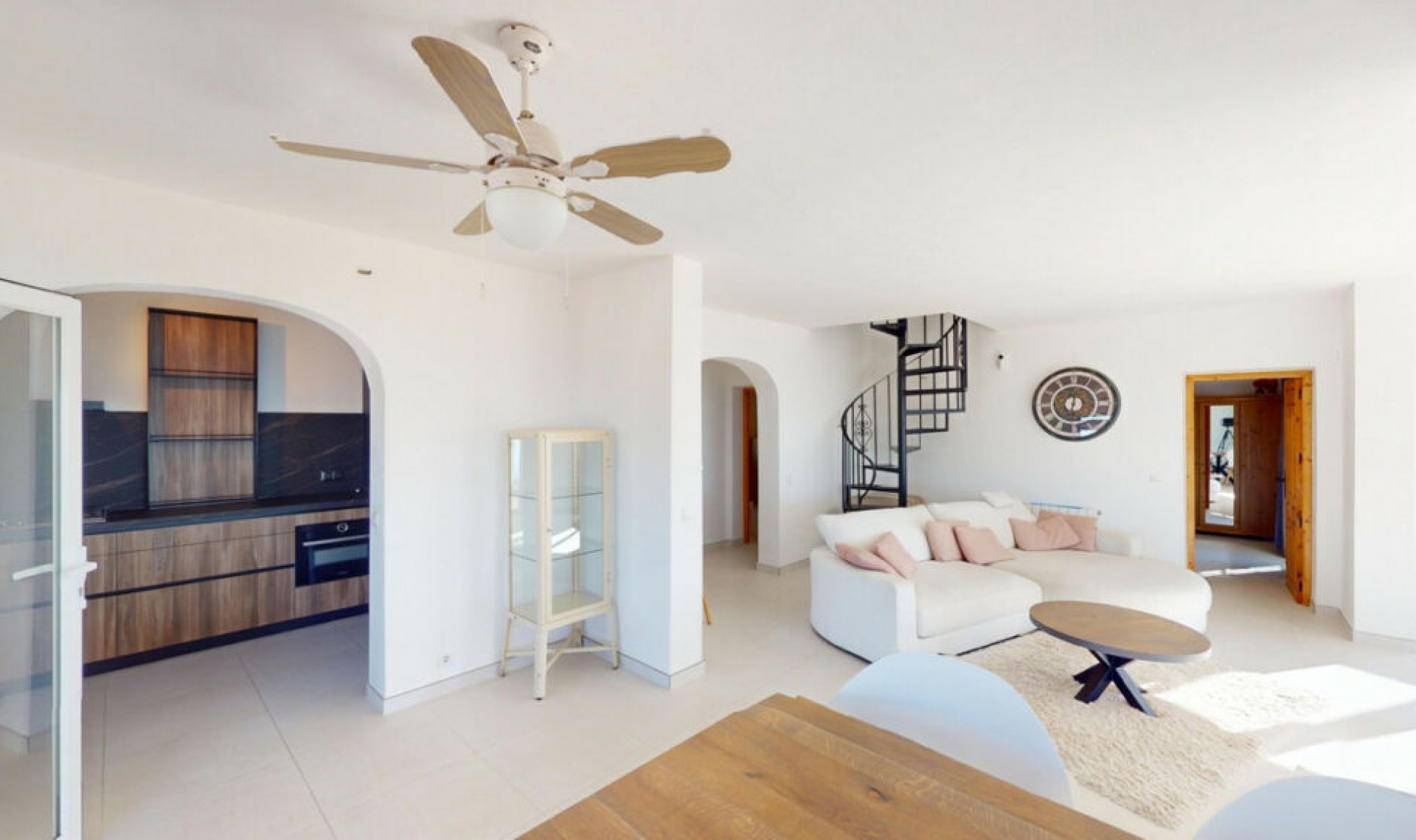 Resale - House -
Arenas