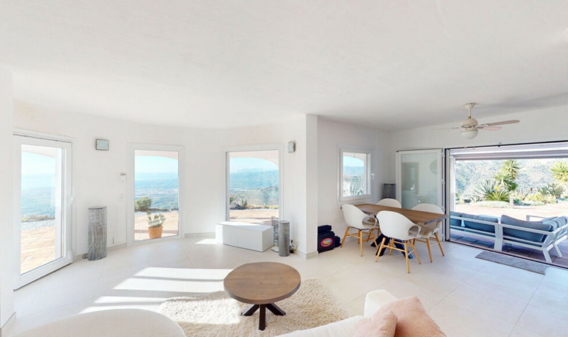 Resale - House -
Arenas