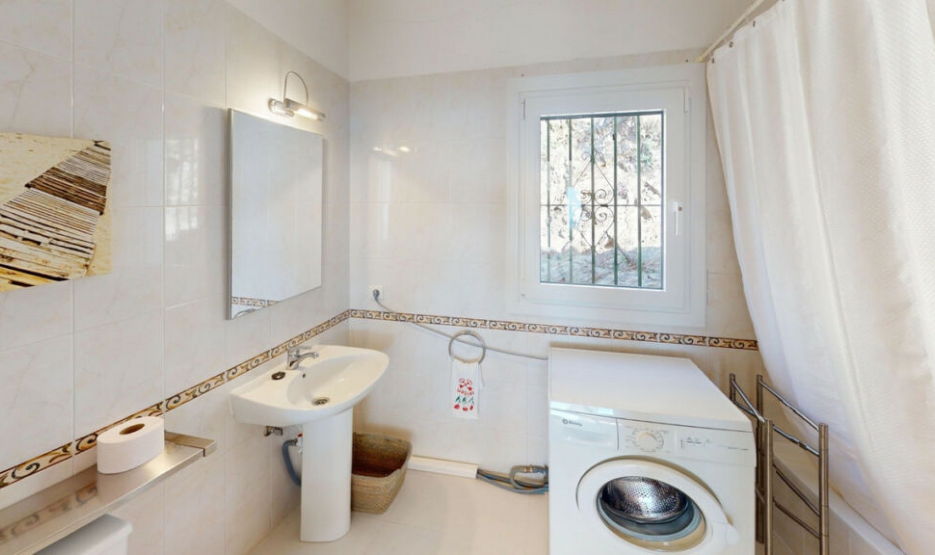 Resale - House -
Arenas