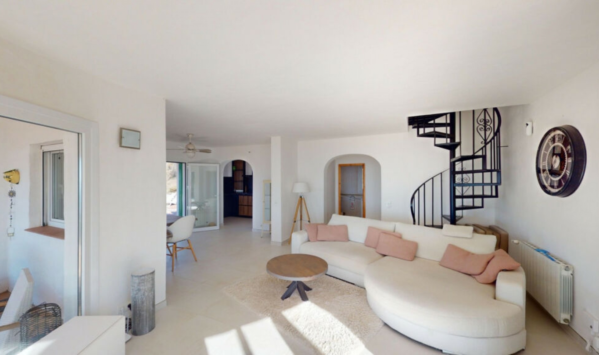 Resale - House -
Arenas