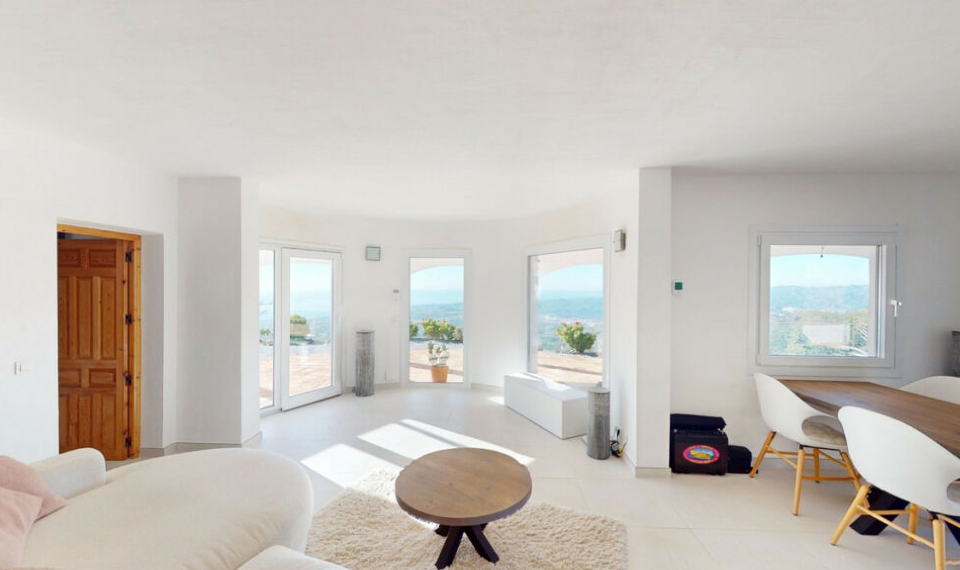 Resale - House -
Arenas