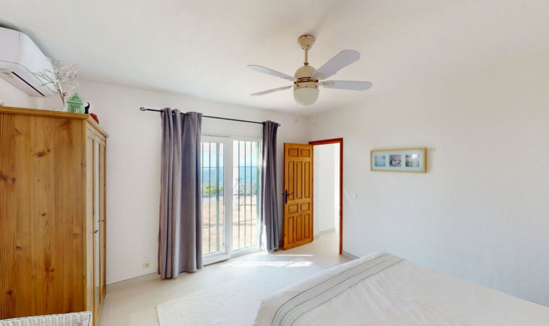 Resale - House -
Arenas