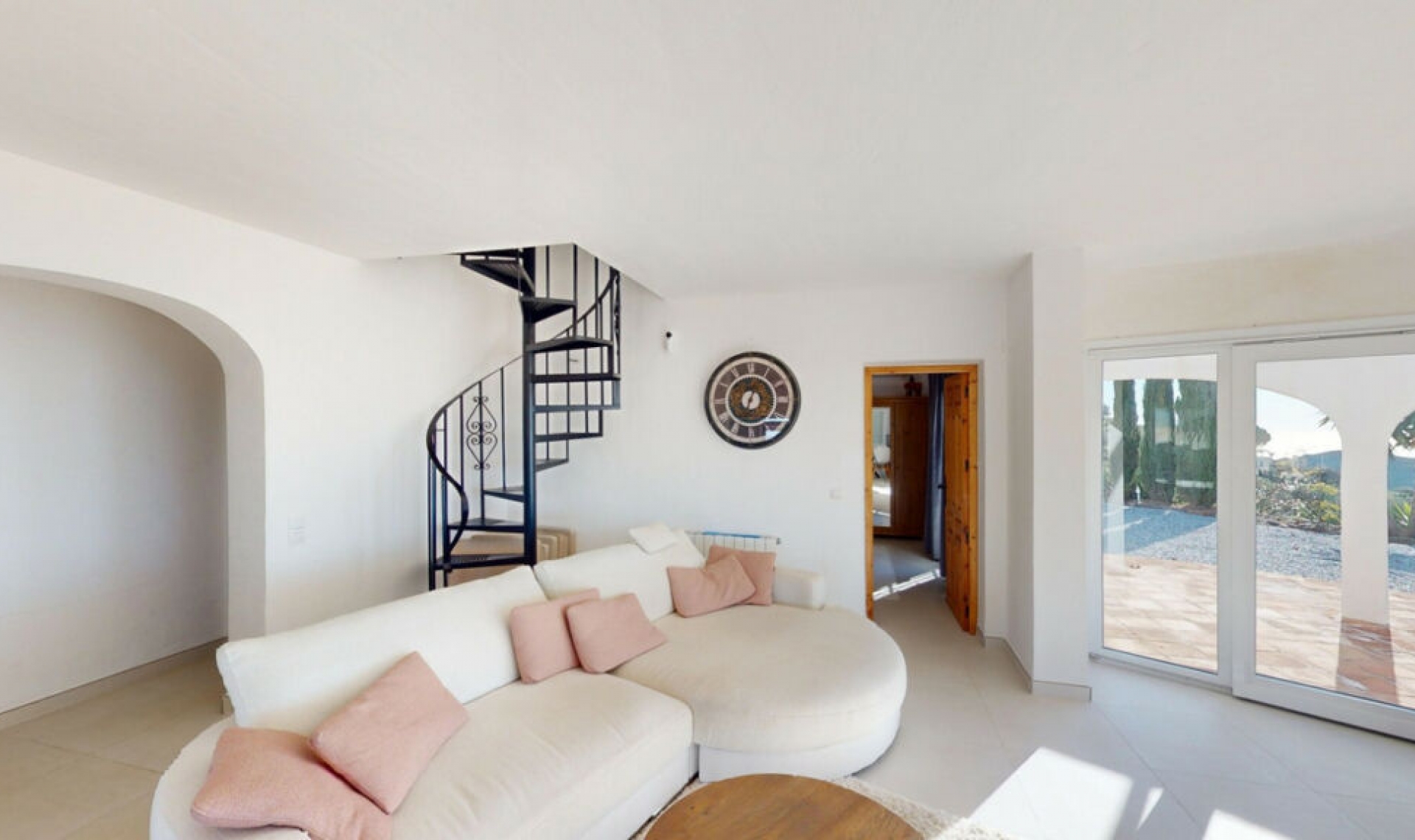 Resale - House -
Arenas