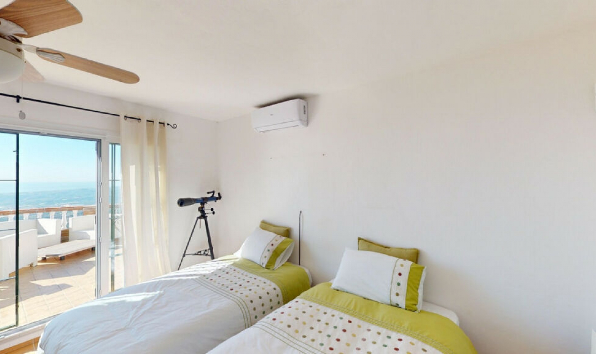 Resale - House -
Arenas