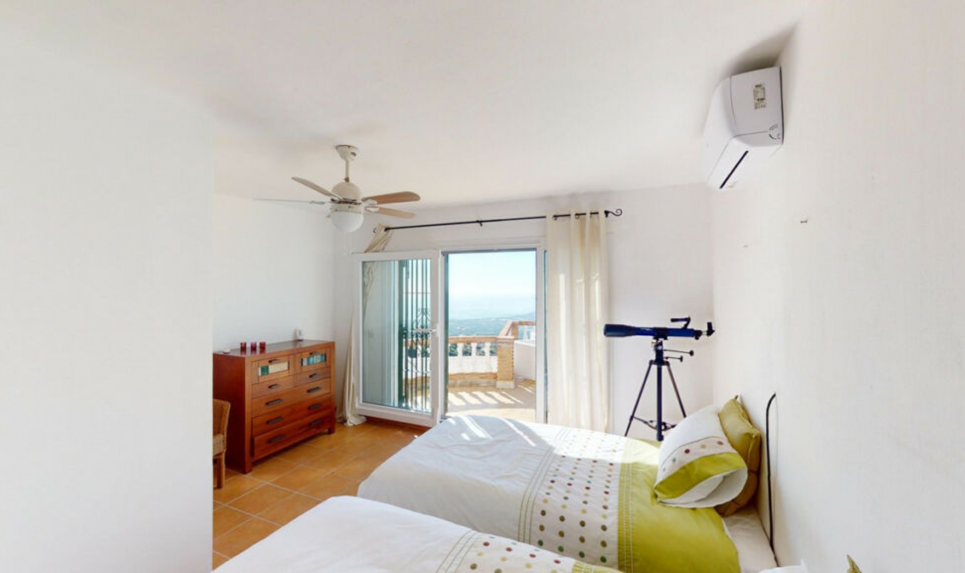 Resale - House -
Arenas