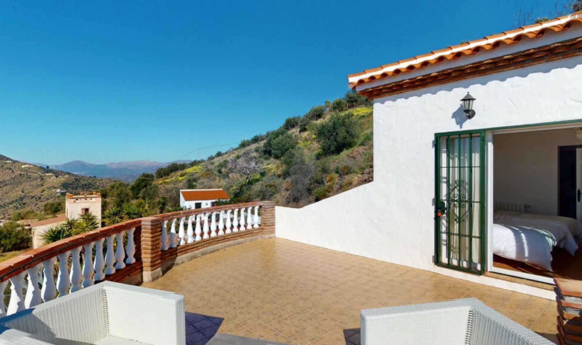 Resale - House -
Arenas