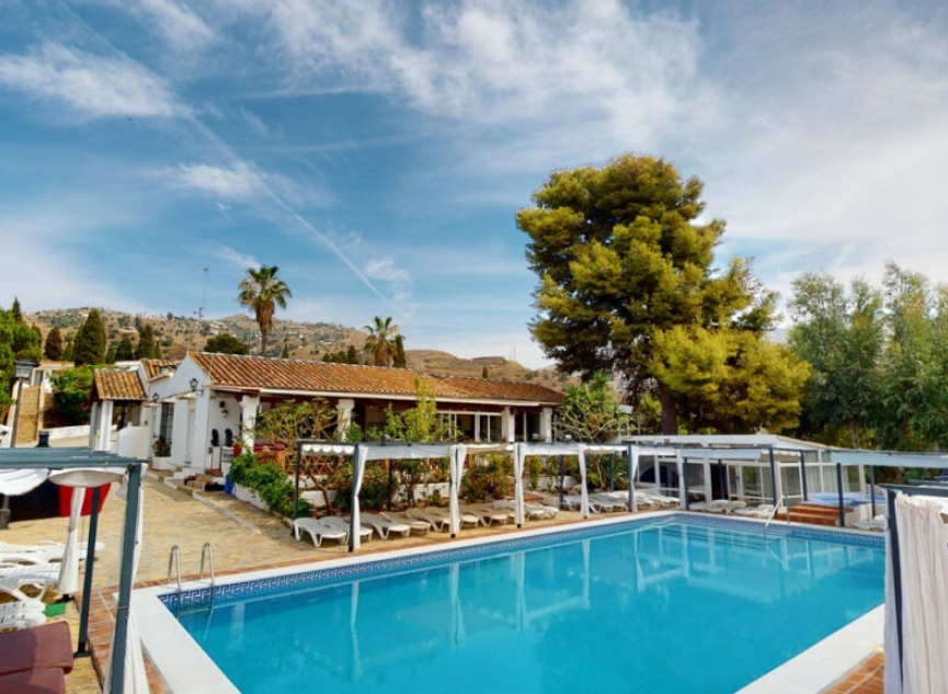 Resale - House -
Arenas