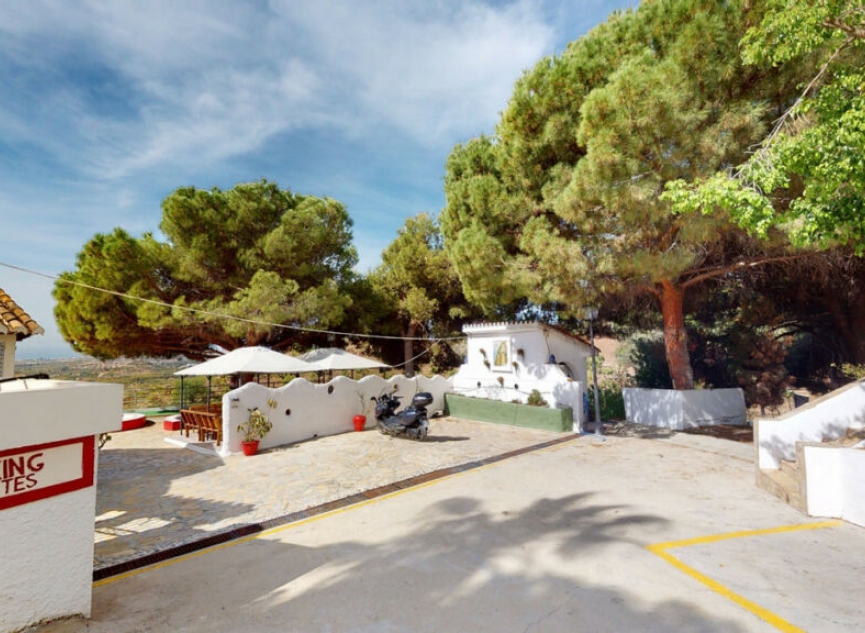 Resale - House -
Arenas